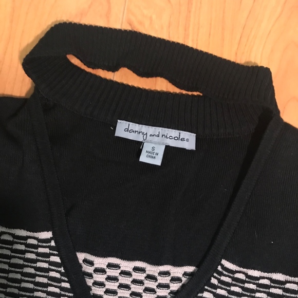 Fitted B&W Pattern Dress with Stylish Neckpiece - Picture 4 of 4